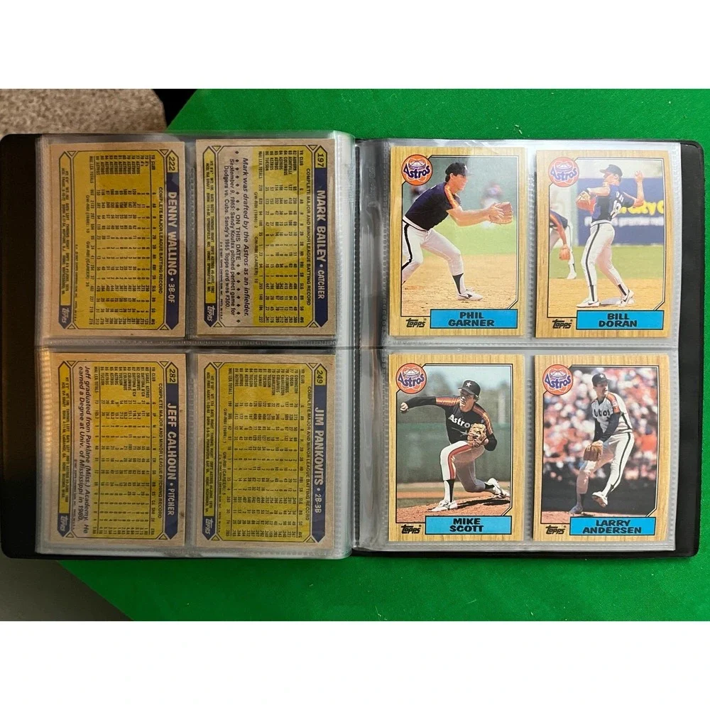 Houston Astros 1987 Topps‎ Team Set with 40 card collector album.
